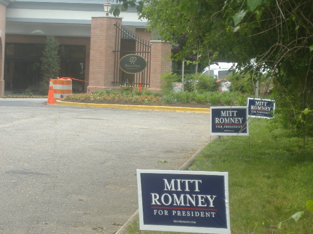 The people supporting Mitt Romney were quite prepared, even outside the hotel.